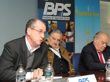 Murro en conferencia junto a demás autoridades