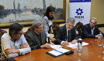 Firma de convenio entre autoridades de la Universidad de la República y el Ministerio de Industria, Energía y Minería