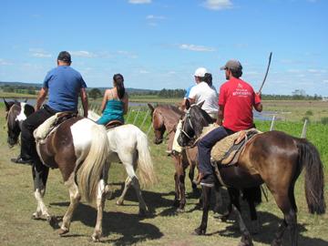 Cabalgata en establecimiento rural