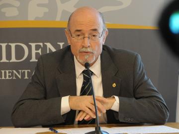 Secretario de Presidencia en conferencia