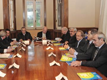 Autoridades nacionales y el secretario general de la OEA, José Miguel Insulza