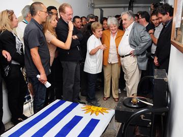 Mesa con pabellón nacional