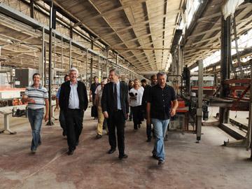 Ministros Brenta y Kreimerman recorren la planta de Metzen y Sena