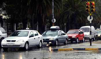 Vehículos transitando por Montevideo
