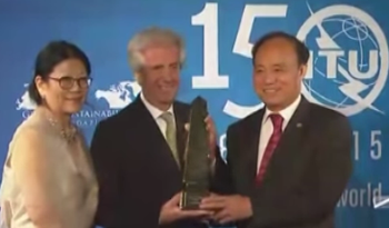 Presidente Tabaré Vázquez recibe el Premio Mundial al Desarrollo Digital Sostenible