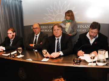 Autoridades en conferencia de prensa