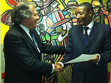 Almagro junto a Fritzner Gaspard