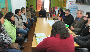 Ministro interino de Vivienda, Ordenamiento Territorial y Medio Ambiente, Jorge Rucks, cokn vecinos de Fray Bentos