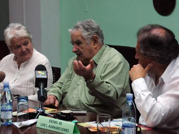 Presidente Mujica, senadora Topolansky y canciller Almagro en la planta del Grupo Empresarial Bio Cuba Farma
