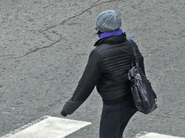 Peatona protegiéndose del frío Peatona protegiéndose del frío