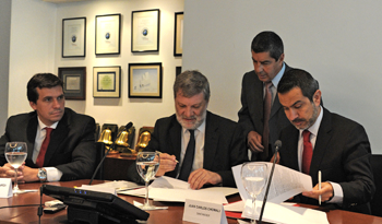 Firma de acuerdo entre MIEM y Banco Santander Firma de acuerdo entre MIEM y Banco Santander