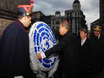 Secretario Ban Ki-moon colocando ofrenda