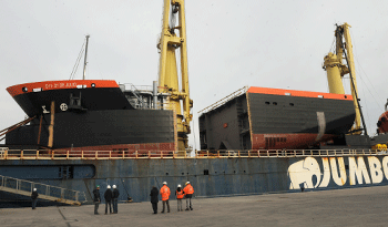 Barco carguero con componentes de la draga D11 21 de Julio