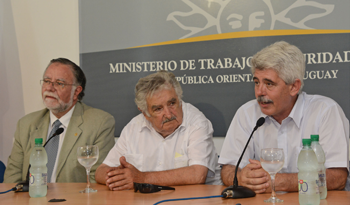 Presidente Mujica y ministros de MTSS, E. Brenta (saliente) y J. Bayardi (entrante)