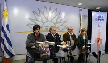 Autoridades en presentación de actividades en conmemoración del Bicentenario para el período 2014-2015