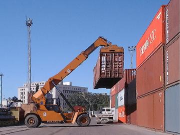 Grúa carga contenedor en el puerto de Montevideo