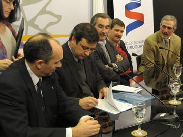 Gabriel Furgoni, Ernesto Stir y Gonzalo Casaravilla firman convenio