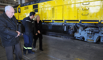 Ministros Víctor Rossi y Carolina Cosse con operario de Servicios Logísticos Ferroviarios