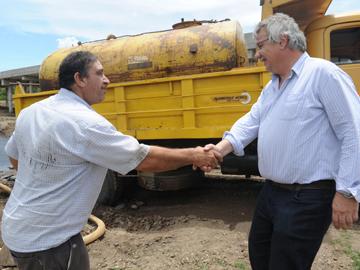 Enrique Pintado saludando a poblador de Artigas