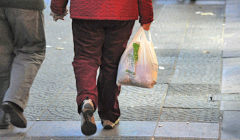 Gente con bolsas plásticas utilizadas para compras