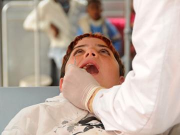 Niño atendido por un odontólogo