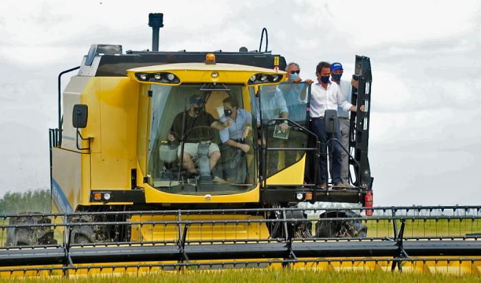 Lacalle Pou inaugurando cosecha de arroz