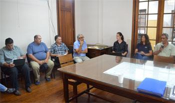 El ministro Enzo Benech con productores lecheros de Salto