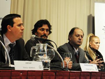 Autoridades en conferencia de prensa