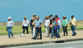 Turistas caminando por la rambla de Montevideo Turistas caminando por la rambla de Montevideo