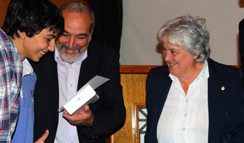 Entrega de reconocimiento a estudiante de UTU