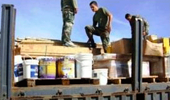 Personal militar descarga materiales para construcción Personal militar descarga materiales para construcción
