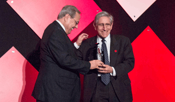 Embajador Gianelli recibe premio de organización internacional