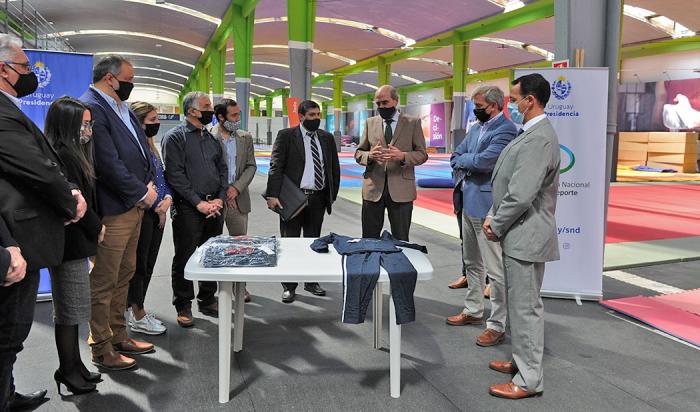 Entrega de equipos deportivos