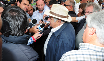 El Presidente José Mujica responde a la prensa