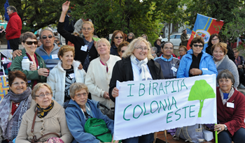 Participantes del Plan Ibirapitá en plaza Líber Seregni, en Montevideo