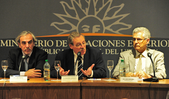 Autoridades en presentación del libro “El enriquecimiento ilícito y la responsabilidad de las personas jurídicas por actos de corrupción”.