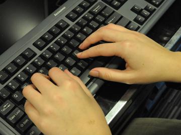 manos y teclado de computadora