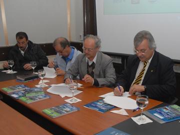 Firma del convenio por parte de las autoridades
