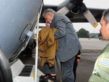 Presidente Mujica aborda el avión Hércules