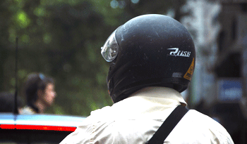 Trabajador del sector reparto en motocicleta.