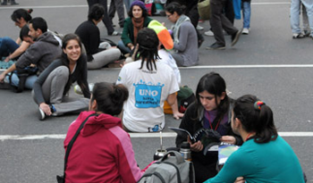 Jóvenes conversando