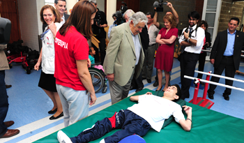 El Presidente José Mujica observa la terapia de uno de los usuarios del Centro Teletón