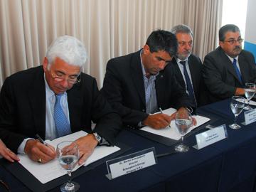 Autoridades firmando convenio