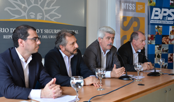 Autoridades en conferencia de prensa