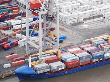 Embarcación traslada contenedores