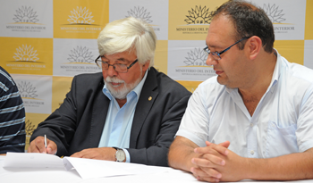 El ministro del Interior, Eduardo Bonomi, y el intendente de Paysandú, Guillermo Caraballo, firman convenio