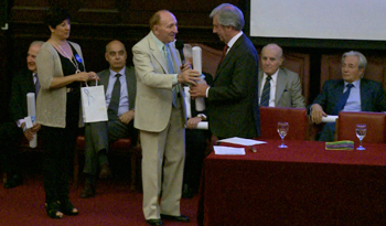 El Presidente Tabaré Vázquez recibe el premio otorgado por la revista Gracias Doctor