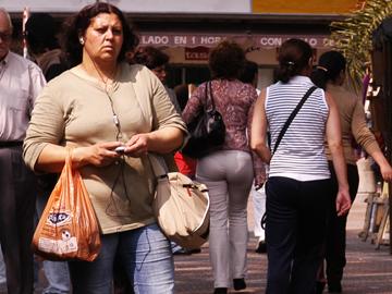Personas caminando por la Av. 18 de julio