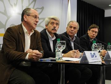 Autoridades en conferencia de prensa