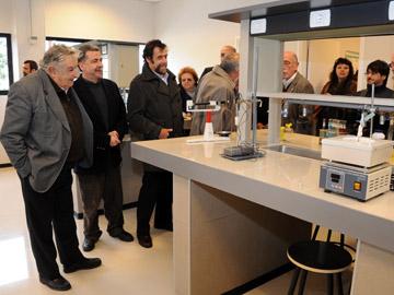 Autoridades de Gobierno en UTU en el LATU